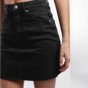 Svart kjol - Svart jeanskjol🤎 Nyskick! (Kan ej ta fler bilder tyvärr, eftersom den blivit alldeles för liten för mig)