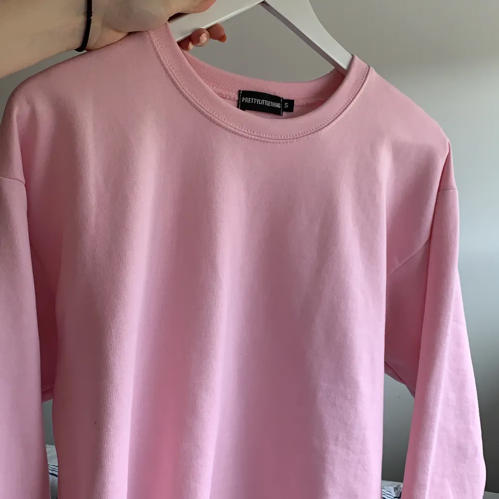 Jättefin rosa tröja från prettylittlething☀️ . Toppar.