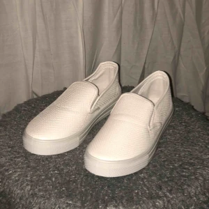  - Helt oanvända slip-ons från Nelly. Storlek 36, tyvärr för små för mig, skulle säga att det är mer strl 35. Köparen står för frakten 🌸