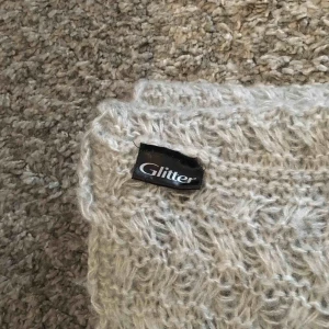  - En grå halsduk som ”sitter ihop” från glitter💚Kommer inte till användning och är så gott som ny. 40 kr + frakt