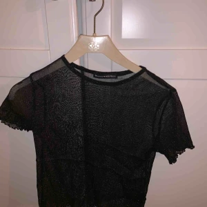  - Säljer denna mesh topp ifrån brandy Melville. Den är i one size men skulle säga passar en som har storlek S bra! Köparen står för frakt