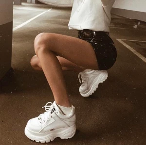 Buffalo - Classic Low  - Säljer mina Buffalo skor, köpta för 1700, har orginallåda till. Väldigt använda men riktigt bra skick. Kan skicka mer bilder i chatt. Skulle säga att dom passar både strl 40-41. Dom är i 40 men jag har 41 och sitter prima.