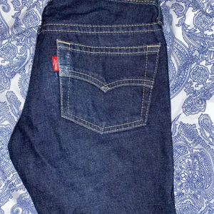 Levis shorts  - Ett par längre shorts från Levis i en fantastisk mörkblå färg. Storlek 25x31. Stängs med knappar. Hittar inga slitningar. Säljes pågrund av att de är för små.
