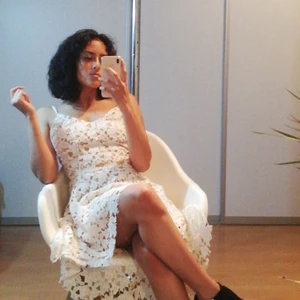 Studentklänning  - En jättefin klänning i vit spets med släp som går ner till marken på mig (160cm) den är verkligen super söt men den kommer tyvärr inte till användning längre. Spetsen har gått upp lite längst ner, bild på sista sidan 💕