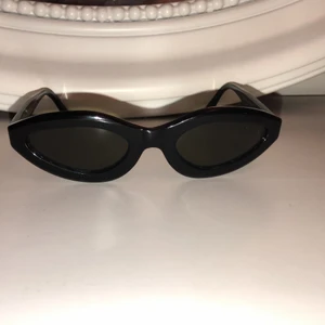 Solglasögon Moschino - Sjukt coola men tyvärr aldrig använda då jag inte tycker de passar min ansiktsform. Självklart inga repor eller liknande! Köparen står för frakt