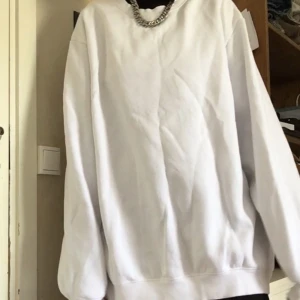 Vit sweater XL - En basic vit sweater från H&Ms killavdelning, den är knappt använd så den är i toppskick!💖 den är väldigt oversized.