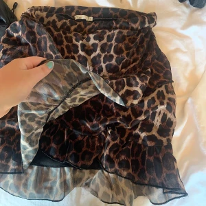 Leopard kjol - Säljer denna fina omlottkjolen i leopardmönster, den sitter tajt på mig som har s/m 💕💕 jag står för frakten