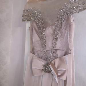 En väldigt fin festklänning orginalpris 4499kr köpt från Dubai. Ser lila ut i bilden men den är mer beige.