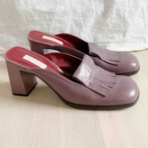  - Snygga smutslila skor med ca 7 cm klack. Som nya! 