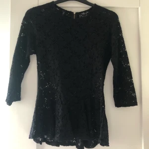 Cool tröja - Säljer denna tröja då den inte kommer till användning för mig längre. Bra passform och har ett coolt mönster, man ser igenom väldigt mycket. Betalning sker via swish och frakt tillkommet. 