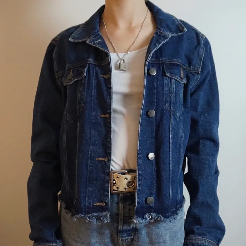 Jeansjacka från Calvin Klein i storlek XS (passar mig som är en S-M), knappt använd. Frakten ingår i priset.. Jackor.