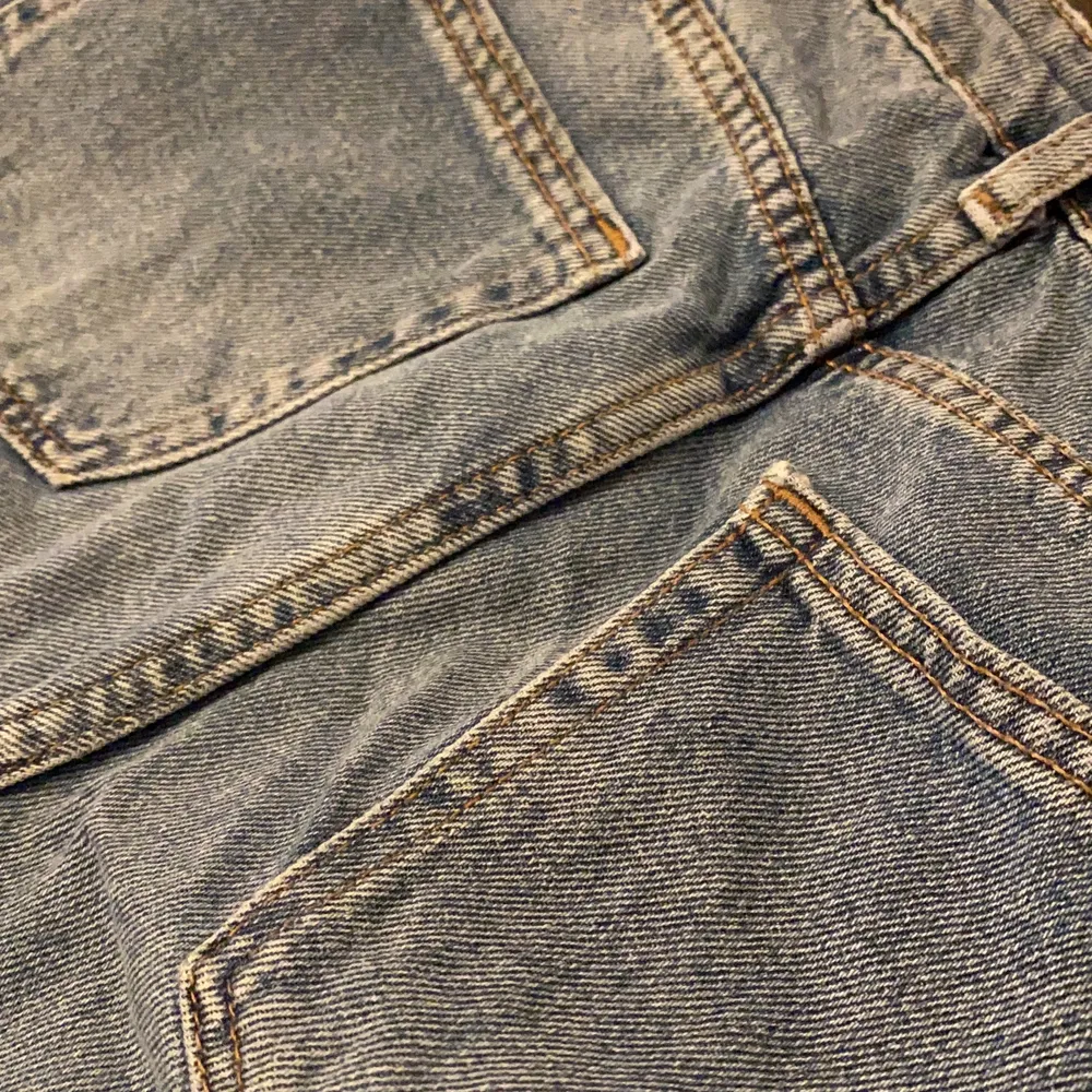 Ljusblåa mom jeans från bikbok i storleken xs. Använda fåtal gånger, säljer pga för små. Exklusive frakt. Jeans & Byxor.