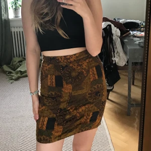 Mönstrad kjol!  - Vintage kjol! Lagad nertill och har lite vita fjun inuti (Inget som syns dock) FRI FRAKT🍃🍃