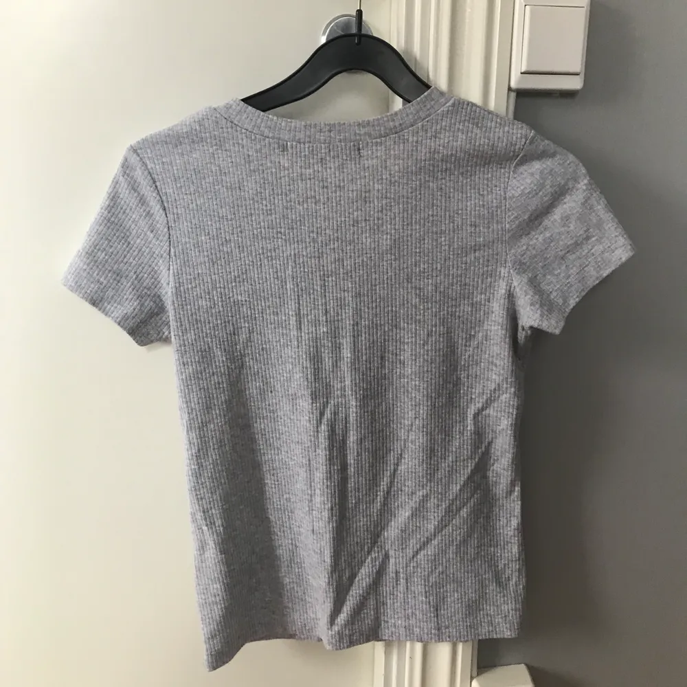 En grå tshirt från bikbok, köpare står för frakt. T-shirts.