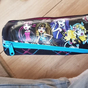 Pennfodral  - Ett monster high Pen fodral 