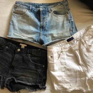 Jeansshorts - VITA SHORTSEN ÄR SÅLDA! Olika jeansshorts till sommaren!  1. Svarta från HM strl 38  2. Vita från Nelly strl M 3. Blåa från Topshop W30 