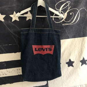 Levis väska - Levis väska, stor och rymlig! Köparen står för frakt!📦 60kr eller högre bud
