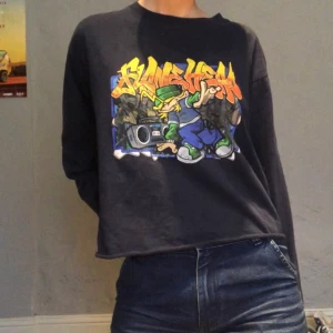 Blå långärmad tröja Storlek. XL - Blå långärmad tröja i storlek XL med graffiti text. Köpt på beyond retro. Jag har klippt den nertill så sitter mer som en M. Brukar ha storlek S på tröjor. Kan mötas upp eller frakta då köparen står för kostnaden.