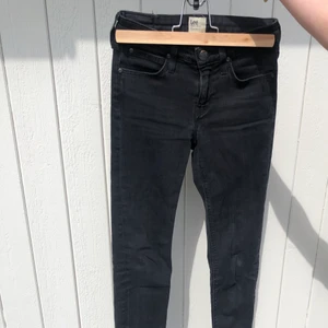 Lee jeans  - Ett par tighta svarta lee jeans, säljer pga för små för mig. Dem är väldigt små i storleken så passar en lite mindre kroppsform. 