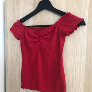  - Röd off the shoulder crop top från Hollister, lite längre än en crop top. Köpare står för frakt 