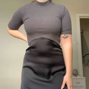 Zara klänning  - Superfin klänning från zara med ribbad topp och svart sidenkjol. Aldrig använd. Frakt tillkommer på 40kr