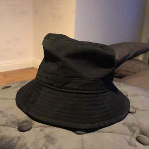 Svart plain buket hat från weekday