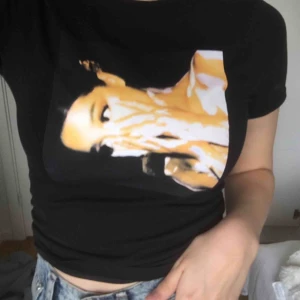  - Supersnygg t-shirt från hm med tryck! Superskönt material och nästan aldrig använd.  Frakt tillkommer även