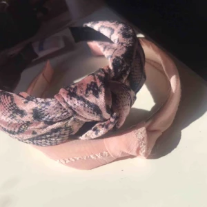  - Diadem från glitter. 