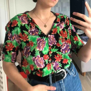  - Asnajs skjorta i flowigt material! Den har också en charmig V-ringning som visar nyckelbenen på ett fint sätt<3