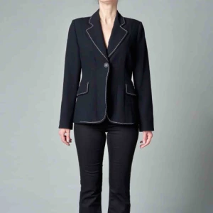 Kavaj med vita stickningar - En classy kavaj med vita stickningar och skarpa axelvaddar. Lika snygg till jeans som till kostymbyxor. 