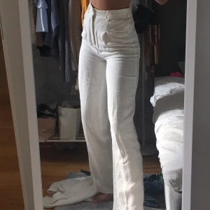 Linnebyxor/kostym Zara st XS/S - URSNYGGA linnebyxor från zara, helt oanvända (endast testade)! Säljer pga fel storlek, dem är slutsålda överallt. Perfekt till sommaren. Nypris 600kr Budpris 300kr