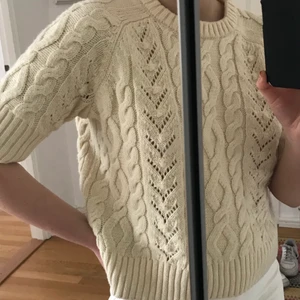 Stickad t-shirt - Fin tröja från zara. Näst intill oanvänd. Köpt för 350kr. Möts upp i stockholm💕