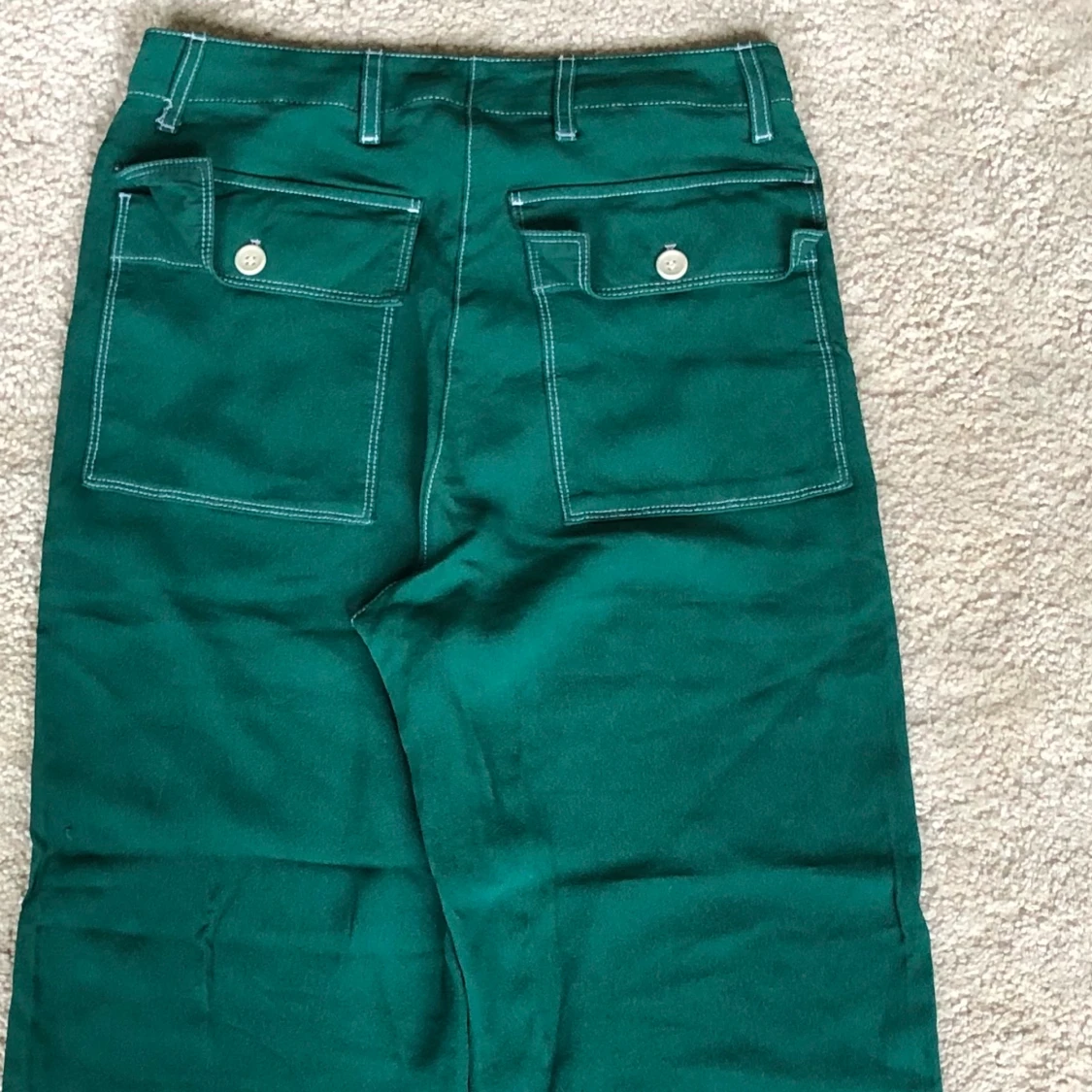Grön byxa med contrast stitching - 91