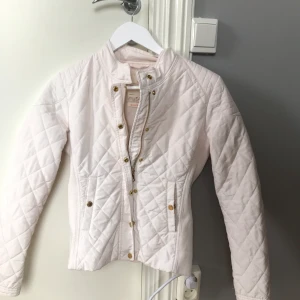 Jacka - En jättefin jacka som är superskön! Priset är inkl frakt ☺️