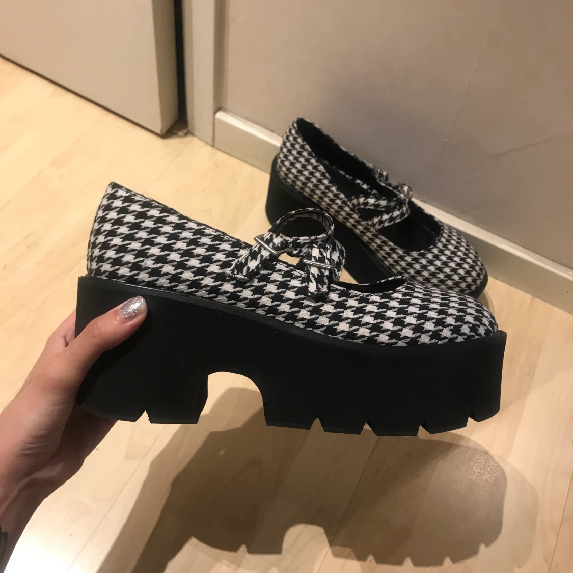 svartvita dogtooth skor