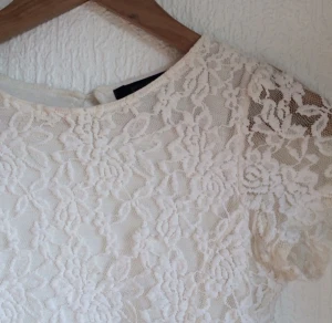  - söt spetstop! strl 36 men är lite större i storleken