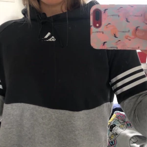 Croppad luvtröja från ADIDAS!!🤩🤩 - Fin luvtröja från ADIDAS, mycket sparsamt använd 
