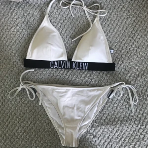 Calvin Klein bikini storlek M - Mycket fin och använd 1-2 gånger. Själkvklart äkta. Storlek M men passar även S. Allt jag säljer rengörs ordentligt. Först till kvarn☀️😊 kan tänka mig dela på frakten vid snabb affär