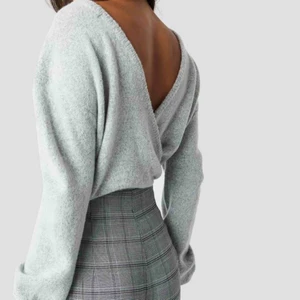  - Säljer denna stickade tröja med super fin öppning vid ryggen i storlek S från nakd. Knappt använd av mig så väldigt fint skick. Frakt tillkommer och jag kan självklart skicka fler bilder vid intresse.