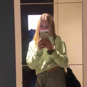  - Snygg neongrön tjocktröja från monki. Använd fåtal gånger och i bra skick. Den är mer neon irl än på bilderna. Priset börjar högt så kan diskuteras.