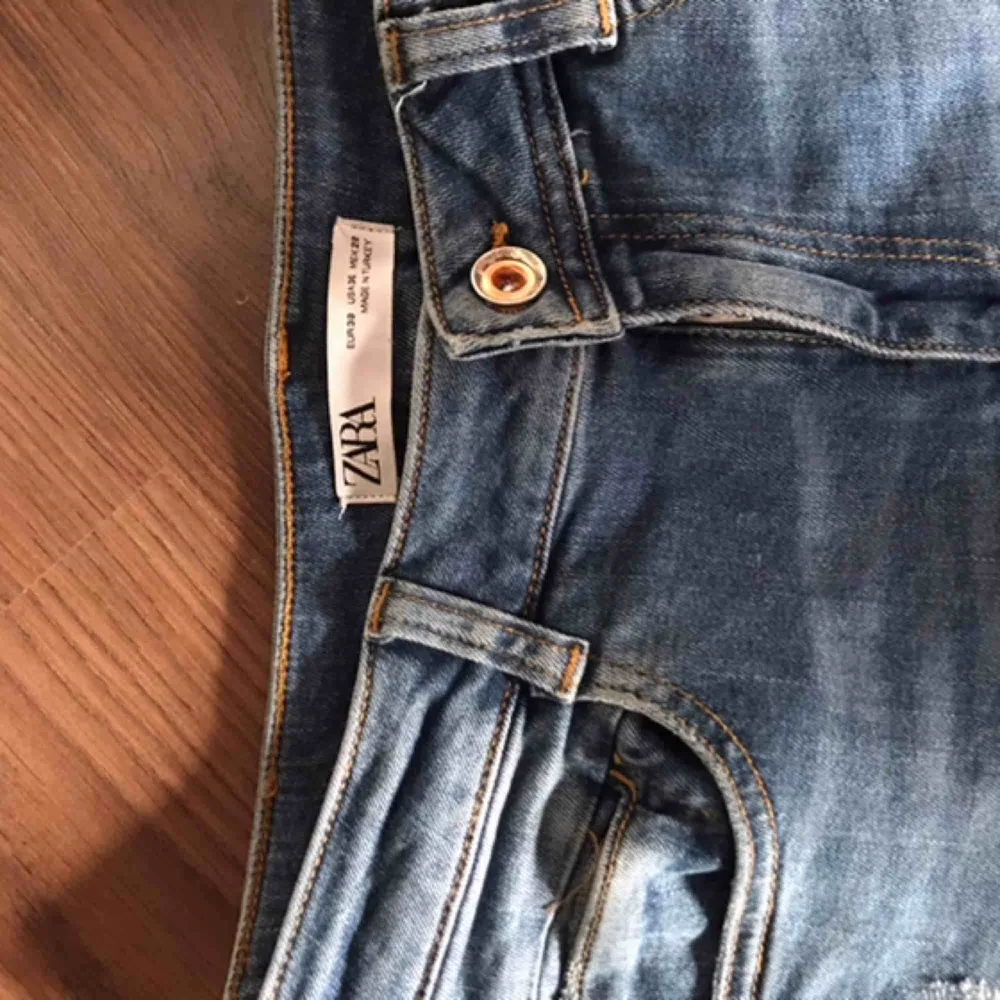 Säljer dessa blå snygga flare jeans från Zara i strl 38, lite långa på mig som är ca 167 . Jeans & Byxor.