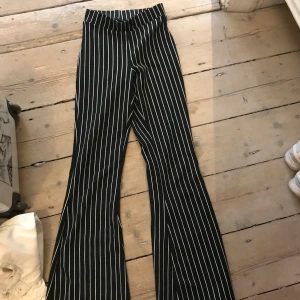 Säljer mina Assnygga kostymbyxor  - Kostymbyxor från Gina tricot, strl XS. Säljer pågrund av att dem ej kommer till användning! 