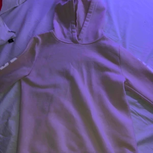  - Fin hoodie från Gina som inte längre kommer till användning, tyvärr två fläckar som inte går bort men de syns inte speciellt mycket☺️ Fler bilder kan lösas, köpare betalar för frakt💞