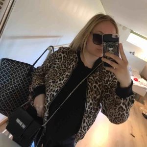  - As snygg leopard 🐆 i storlek M, frakten ingår vid snabb affär 