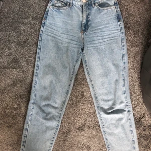 Blåa momjeans från gina  - Modellen heter dagny. Slutar lite under ankeln. Väldigt fint skick. Frakt tillkommer.