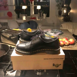  - Älskar skorna dock för små för mig, har 44-44,5 så dem sitter true to size enligt mig. Jag säljer för ett lågt pris eftersom dem är använda. Kan mötas upp i sthlm/eskilstuna, har fitpic för inspo dem sitter sick på baggybyxor 