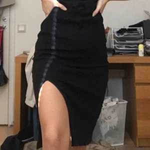  - Fin ribbad kjol från Cubus! Obs den vita saken på kjolen är från solen hahah. Storlek S