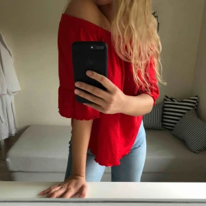 - Röd tröja som man kan bära på många olika sätt! ❤️ pris + frakt