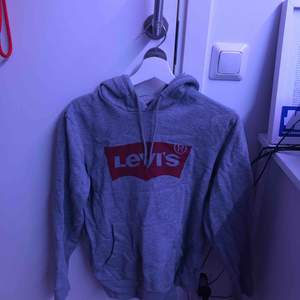 Levis hoodie storlek s. Ordinarie pris 700 säljer för 200. Frakt ingår (:
