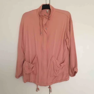 jacka - Rosa jacka i fint skick. Endast använd ett fåtal gånger. Strl 38, men skulle säga att den även passar 36.  📬 Frakt 66 kr